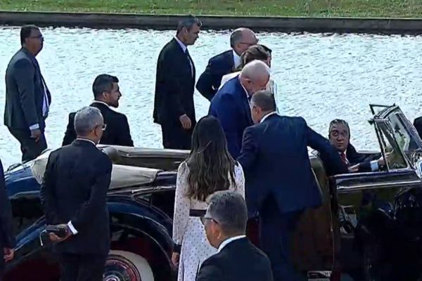 Em um carro aberto, os dois, com as esposas, foram até o Congresso Nacional por Reprodução