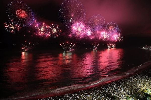 Orla de Vila Velha fica tomada de gente para o Réveillon 2023, com direito a fogos de artifício