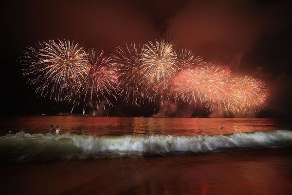 Faixas de areia foram tomadas por capixabas e turistas para a chegada do novo ano; shows de fogos de artifício enfeitaram os céus nas principais cidades