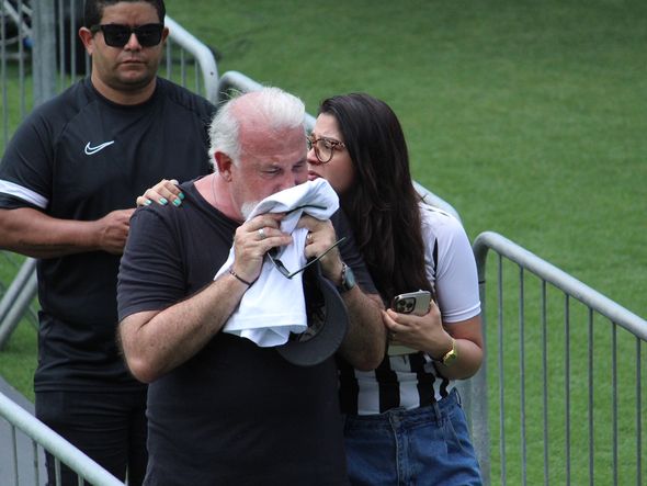 Fãs se emocionam durante o velório de Pelé realizado na Vila Belmiro, em Santos (SP) por Alberto Borém