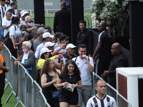 Fãs se emocionam durante o velório de Pelé realizado na Vila Belmiro, em Santos (SP) por Alberto Borém