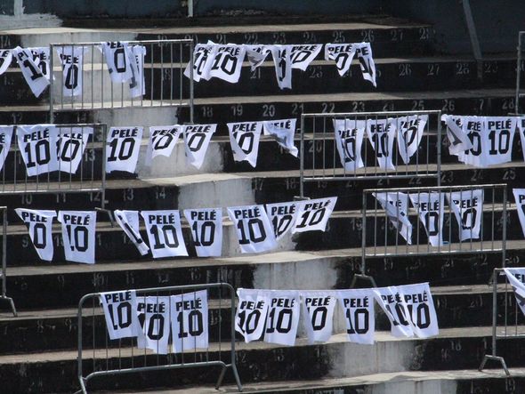 Homenagem nas arquibancadas durante velório de Pelé realizado na Vila Belmiro, em Santos (SP) por Alberto Borém