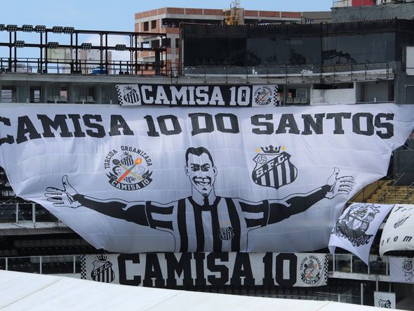 Homenagem nas arquibancadas durante velório de Pelé realizado na Vila Belmiro, em Santos (SP) por Alberto Borém