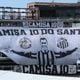Imagem - Homenagens e emoção no adeus a Pelé na Vila Belmiro; veja fotos