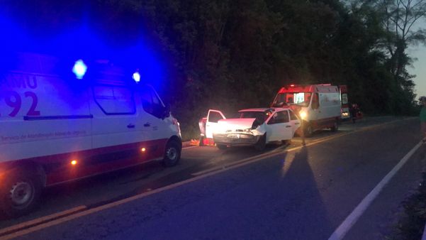 Uma mulher que estava no banco do passageiro do carro Gol ficou ferida no acidente que ocorreu em Cachoeiro