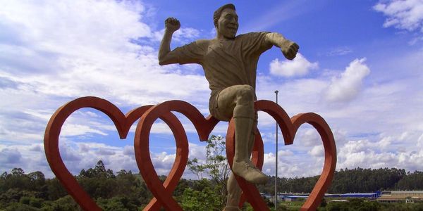 Cidade natal de Pelé conta com uma estátua em homenagem ao Rei