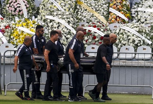 Corpo de Pelé chegou ao velório carregado pelo filho Edinho e pelo ex-jogador Zé Roberto
