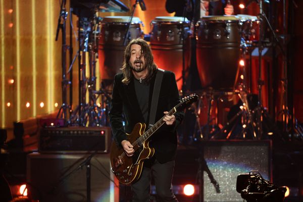 Dave Grohl e o Foo Fighters durante a ceriônia do 37º Rock & Roll Hall of Fame