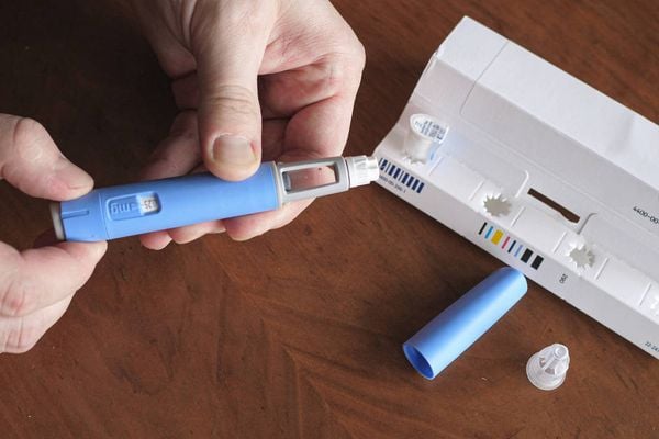 Homem com obesidade prepara a injeção de semaglutida para controlar níveis de açúcar no sangue