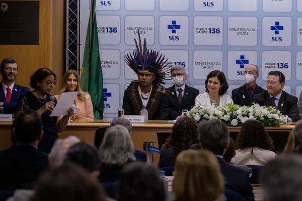 Nésio Fernandes, Ethel Maciel, Weibe Tapeba, secretários da pasta, ao lado da ministra Nísia Trindade durante a cerimônia de posse