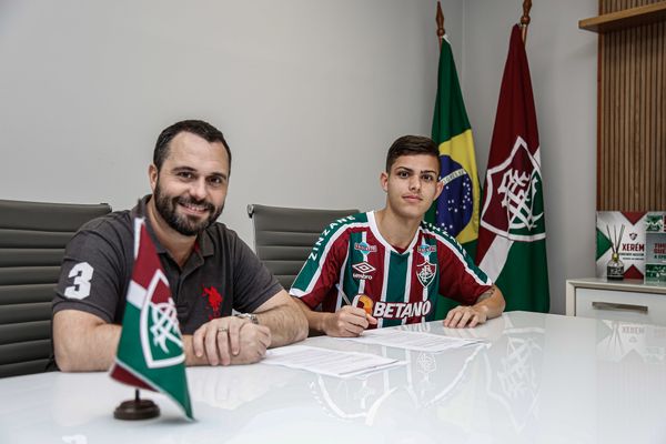O meia-atacante Giovanni Manson assina contrato para jogar pelo Fluminense
