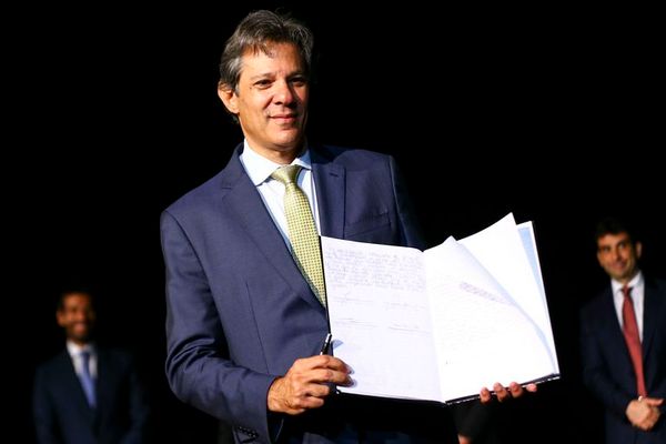 O ministro da Fazenda, Fernando Haddad, assume o cargo em cerimônia no Centro Cultural Banco do Brasil, em Brasília