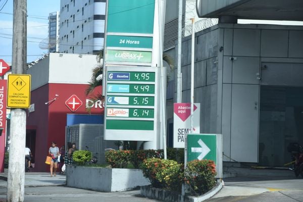 Posto de gasolina em Bento Ferreira por Carlos Alberto Silva