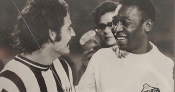 Rivellino e Pelé tiveram anos de glória com as camisas de Corinthians e Santos, respectivamente