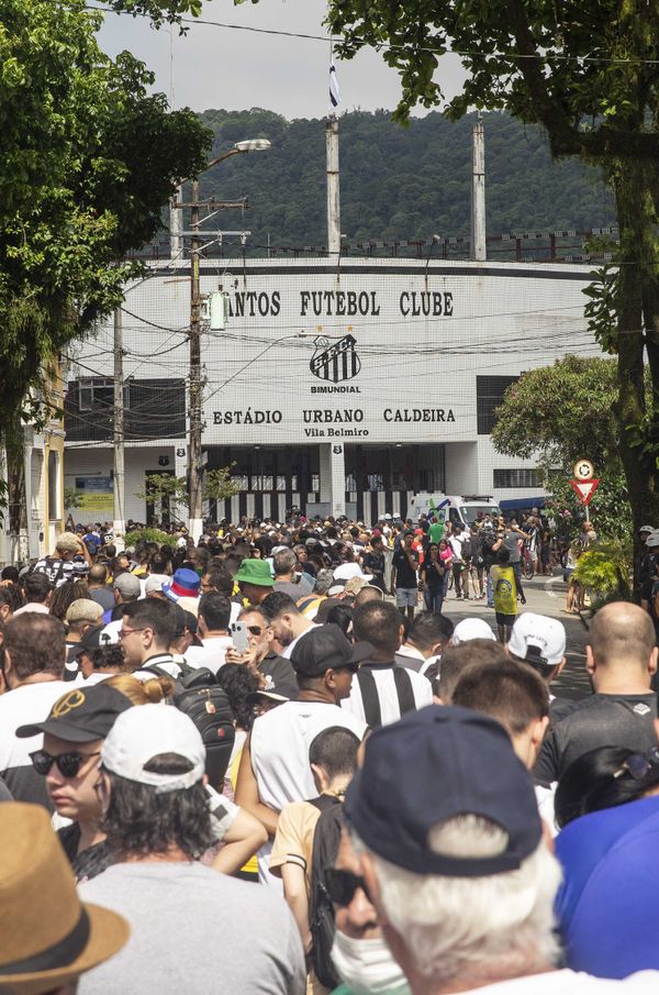Torcedores aguardavam por horas a abertura dos portões da Vila Belmiro 