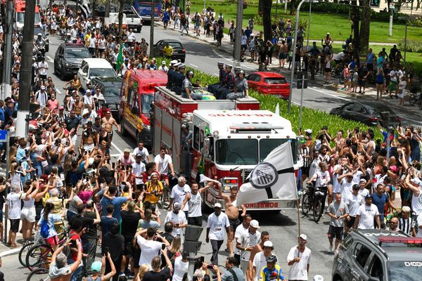 Cortejo de Pelé para último adeus ao í­dolo do futebol na cidade de Santos 