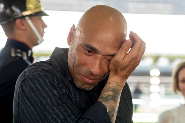Edinho, filho de Pelé, durante velório na Vila Belmiro, em Santos