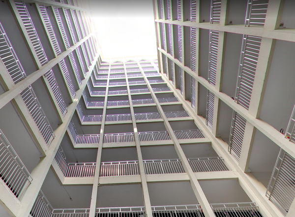 Estrutura externa lembra um prédio convencional por Reprodução / Google