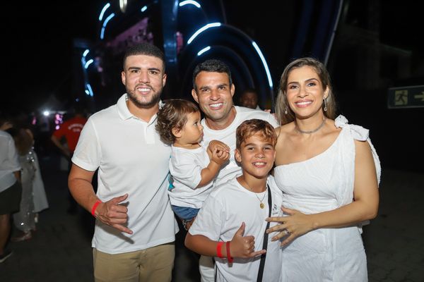 Ikaro Marques, Itagildo Marques,  Nara Marques e as crianças Levi e Arthur Marques  por Leo Gurgel