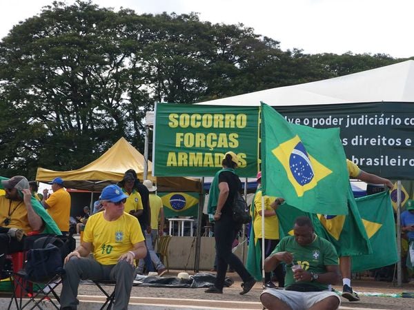 Manifestação em frente ao Quartel General do Exército em Brasília
