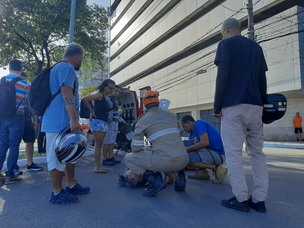 Motociclista fratura perna em acidente no Centro de Vitória por Fernando Madeira