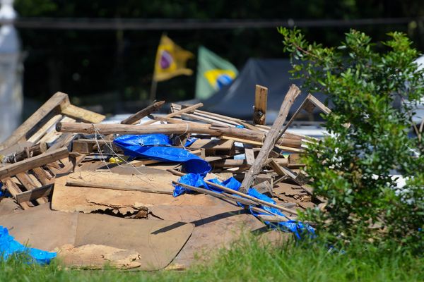 Prefeitura de Vila Velha limpa o Parque da Prainha e avalia estragos após saída de bolsonaristas