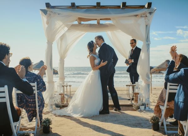 Casamentos na praia, com os noivos sentindo o pé na areia, deve ser tendência para as cerimônias em 2023
