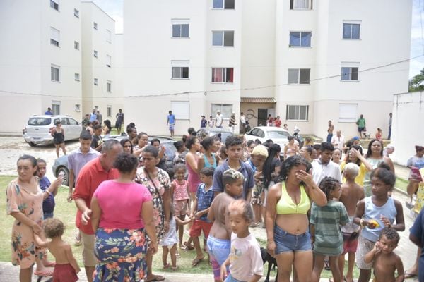 Dezenas de famílias ocupam prédios no bairro Antônio Ferreira Borges, em Cariacica por Ricardo Medeiros