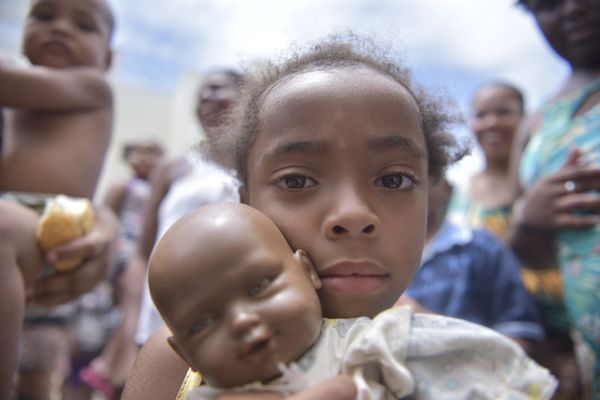 Entre os integrantes da ocupação há crianças pequenas e idosos por Ricardo Medeiros