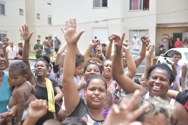 Famílias fizeram coro, pedindo por moradia nesta quarta-feira (4) por Ricardo Medeiros