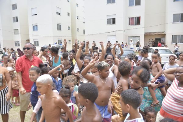 Famílias fizeram coro, pedindo por moradia nesta quarta-feira (4) por Ricardo Medeiros
