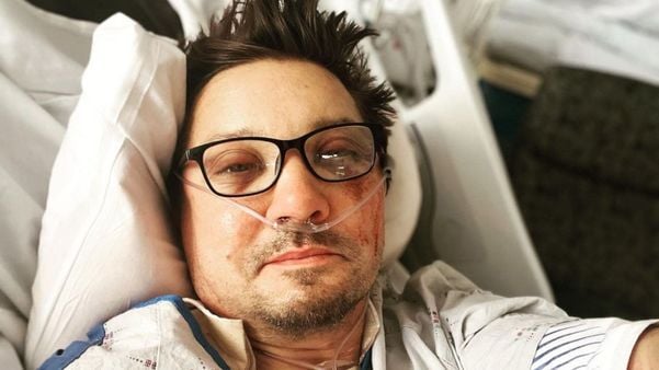 Jeremy Renner publica foto no hospital após grave acidente