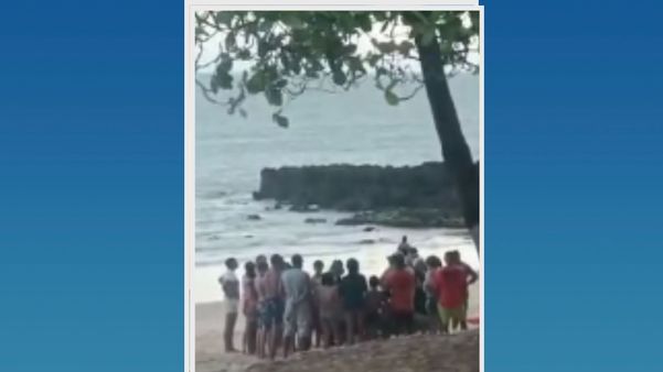 Mãe e dois filhos são resgatados após pedalinho virar em praia de Anchieta