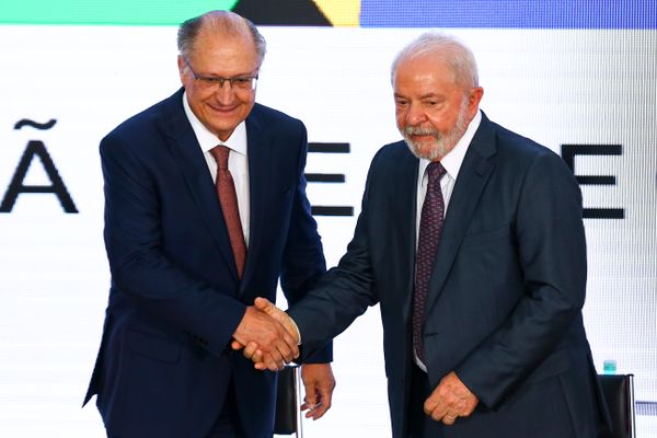 O vice-presidente Geraldo Alckmin e o presidente Lula em solenidade no Palácio do Planalto