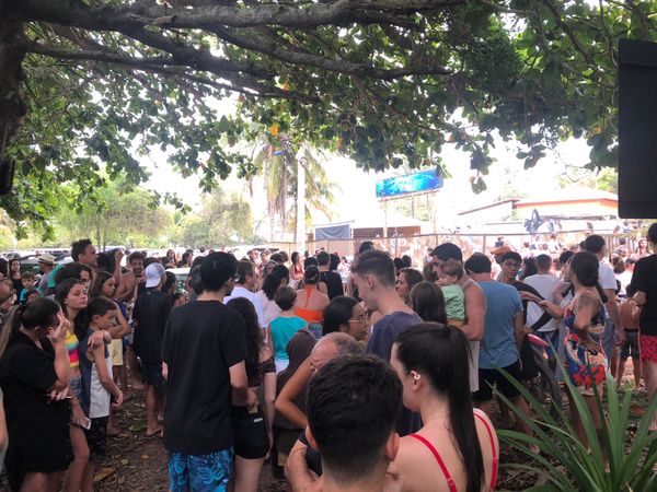 Moradores e turistas acompanharam a abertura de ninhos de tartarugas em Anchieta por Thomaz Albano