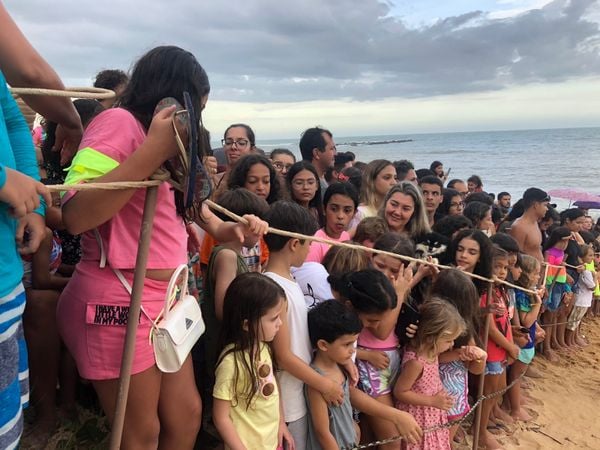 Moradores e turistas acompanharam a abertura de ninhos de tartarugas em Anchieta por Thomaz Albano