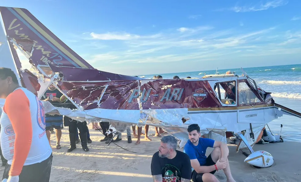 Aeronave ultraleve cai na Praia de Aquiraz, na Grande Fortaleza, no Ceará