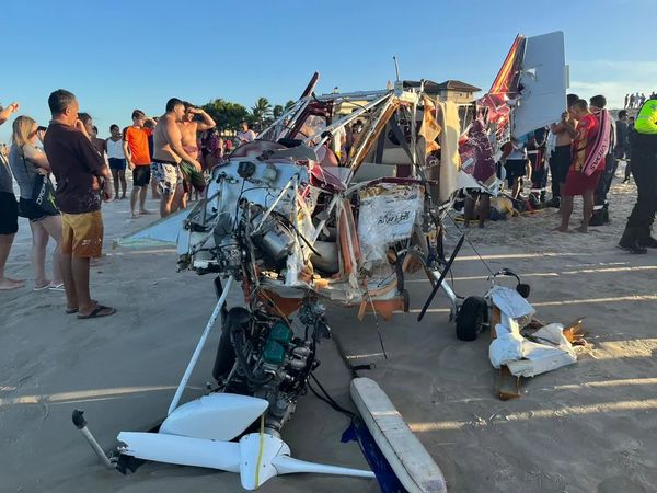 Aeronave ultraleve cai na Praia de Aquiraz, na Grande Fortaleza, no Ceará