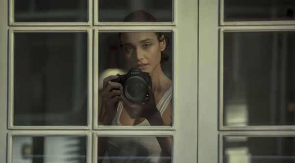 Série 'Olhar Indiscreto', da Netflix, é um thriller cheio de suspense e sedução.