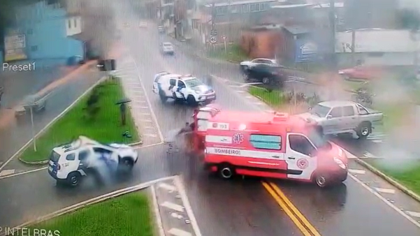 Acidente entre caminhonete e moto deixa uma pessoa ferida em Guaçuí 