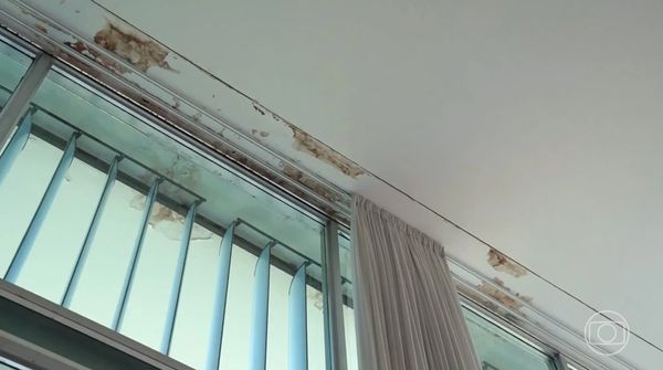 Área do teto com infiltração no gesso perto de uma porta de vidro no Palácio da Alvorada por Globonews/Reprodução
