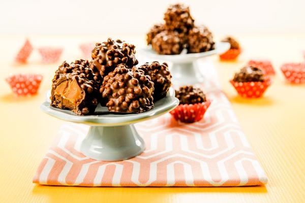 Brigadeiro crocante com recheio de doce de leite