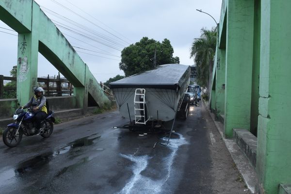 Um caminhão bitrem quebrou em cima do viaduto  da Vale, em São Torquato, Vila Velha. por Carlos Alberto Silva