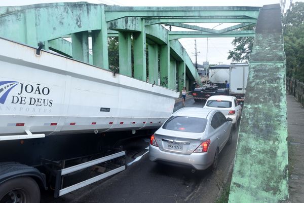 Um caminhão bitrem quebrou em cima do viaduto  da Vale, em São Torquato, Vila Velha. por Carlos Alberto Silva
