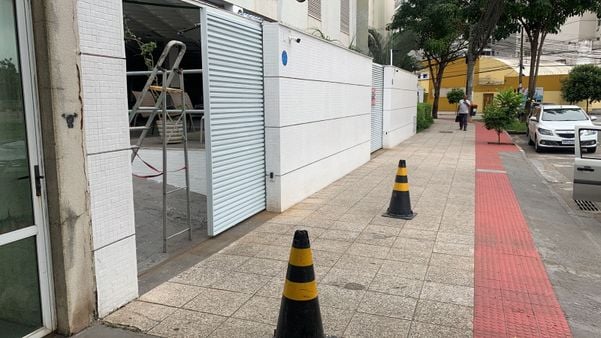 Motorista derruba portão de prédio e passa por cima de mulher em Vitória
