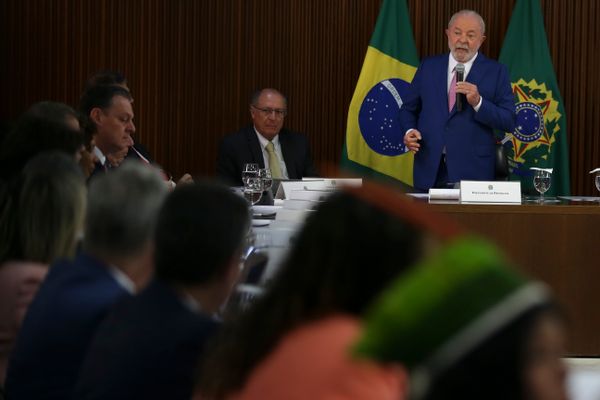 O presidente Luiz Inácio Lula da Silva coordena a primeira reunião ministerial de seu governo