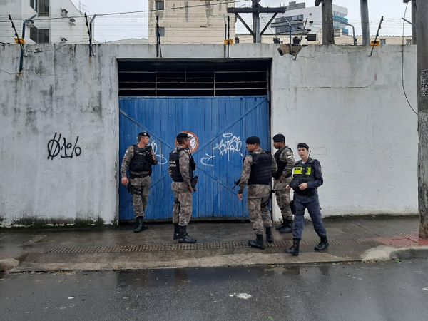 Policiais fazem buscas pela região de Jardim da Penha por Fernando Madeira