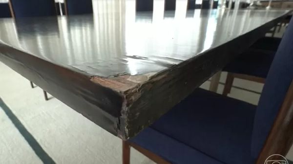 Quina de uma mesa lascada no Palácio da Alvorada, residência presidencial em Brasília por Globonews/Reprodução