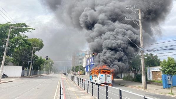 Após ônibus serem incendiados neste sábado (7). o governador publicou mensagem nas redes sociais dizendo que a polícia continuará atuando