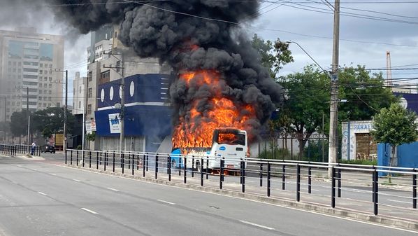 Detidos estavam seguindo em direção ao Bairro da Penha depois de o terceiro ônibus ter sido incendiado neste sábado (7), na Leitão da Silva